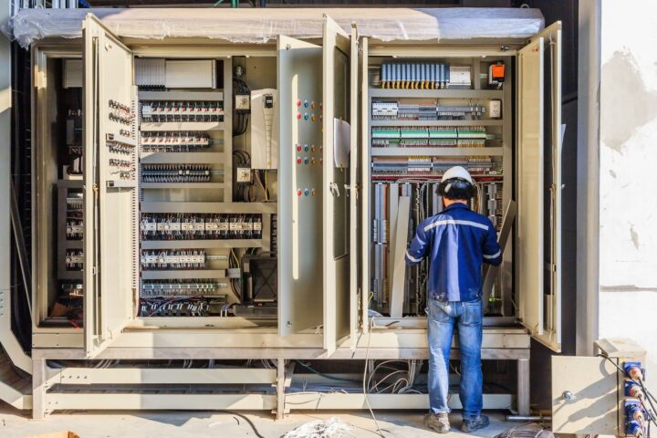 Les Automates Programmables Industriels Compacts: Au cœur de l’automatisation industrielle