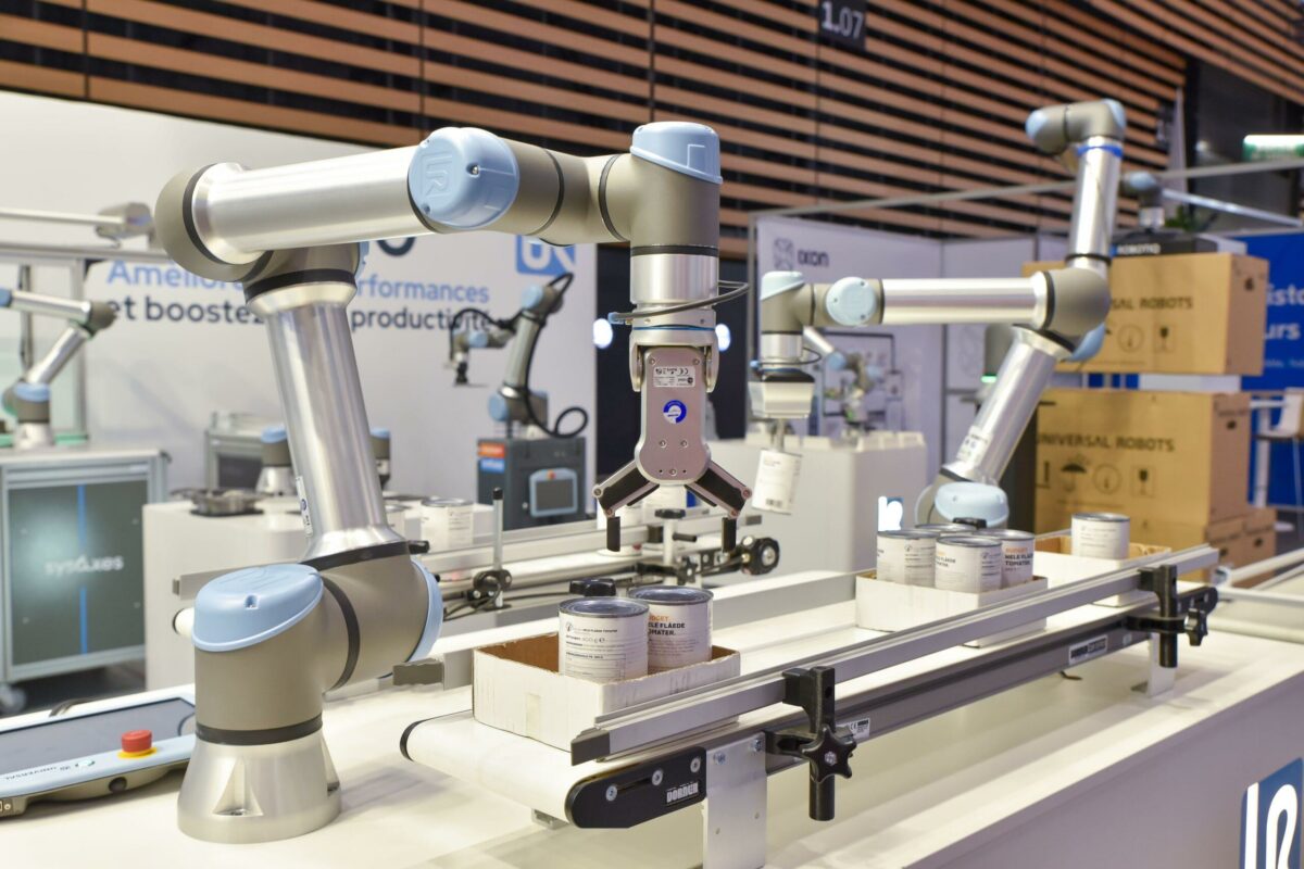 Comment l’hybridation “cobotique, robotique, manutention” améliore l’ensemble de la production